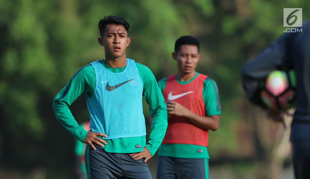 Pemain Timnas Indonesia U-22, Febri Hariyadi (kanan) saat latihan dalam persiapan SEA Games 2017 Kuala Lumpur di lapangan SPH Karawaci, Banten, Senin (7/8). Febri merupakan jebolan SSB PRO UNI Bandung. (Liputan6.com/Helmi Fithriansyah)