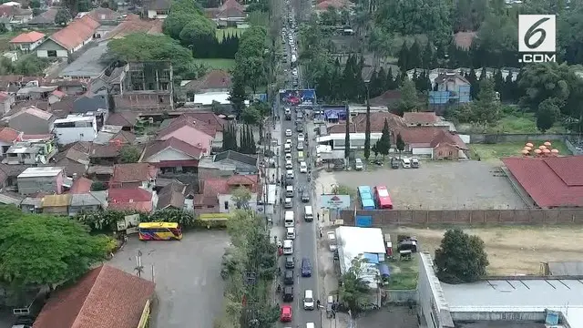 Jelang perayaan tahun baru 2019 arus lalu lintas menuju kawasan Lembang, Bandung, Jawa Barat mulai macet.
