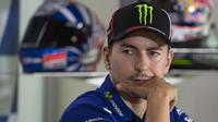 Pebalap Yamaha, Jorge Lorenzo, mengklaim sudah tak lagi berteman dengan rekan setimnya, Valentino Rossi. (EPA/Mauricio Brambatti)