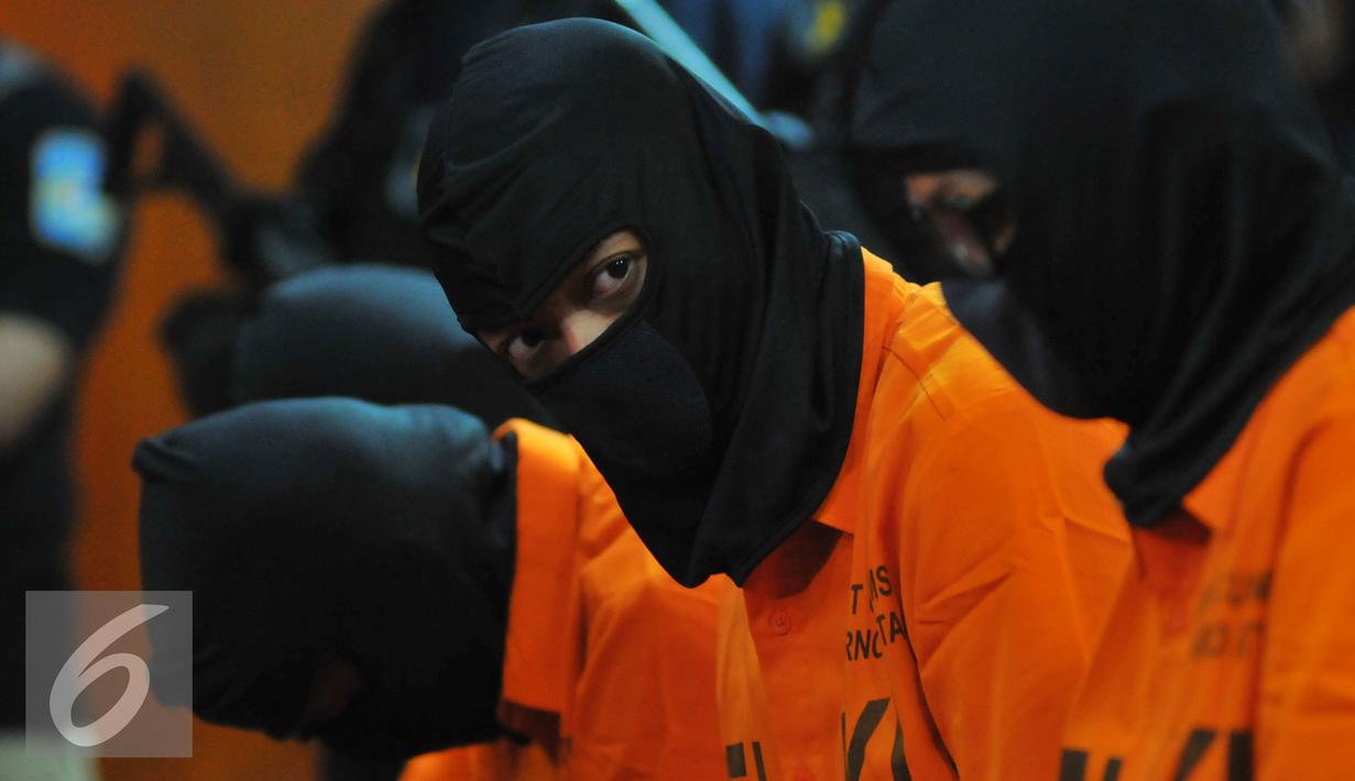 Tersangka dihadirkan saat rilis kasus narkoba jaringan internasional di kantor Bea Cukai Bandara Soetta, Tangerang, Kamis (10/3). Beberapa tersangka  asal Indonesia juga berhasil dibekuk berinisial SS,CS,dan RT dll. (Liputan6.com/Faisal R Syam)