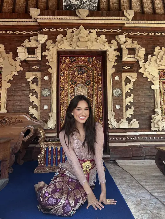 <p>Yasmin Napper baru saja mengunggah foto dirinya tampil mengenakan kebaya Bali. Memesona pancarkan aura berbeda, Yasmine tampil lengkap tidak hanya dengan kebaya bernuansa kecokelatan, tapi juga kain tenun sebagai bawahan dan selendang yang dikenakannya sebagai belt. Foto: Instagram.</p>