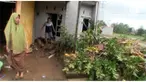 Warga Gowa mulai membersihkan rumahnya yang sempat terendam banjir bandang.