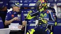 Valentino Rossi saat berbicara dengan salah satu krunya di garasi pada MotoGP Malaysia 2016. (AP Photo/Vincent Thian)