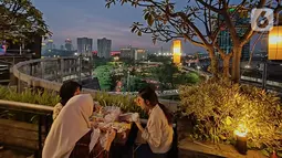 Pengunjung menikmati berbuka puasa di Déjà vu Sky Dining The Plaza Semanggi, Jakarta, Sabtu (23/04/2022). Tempat makan yang berada di rooftop seluas lebih dari 2.200 m2 memberikan momen buka puasa yang spesial sembari melihat gemerlap kota Jakarta dari ketinggian. (Liputan6.com/Fery Pradolo)