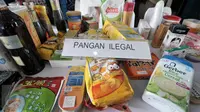 Sejumlah pangan ilegal yang akan dimusnahkan oleh BPOM RI di Cipayung, Jakarta, Kamis (25/8). BPOM memusnahkan 356.309 barang bukti yang terdiri dari 11.164 pangan impor dan 345.145 kosmetik ilegal senilai Rp16 M. (Liputan6.com/Yoppy Renato)