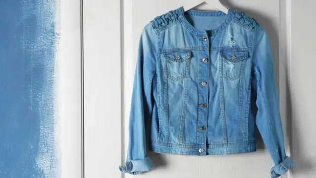 Tips Merawat Jaket Denim Agar Tidak Gampang Pudar dan Tahan Lama (photo by freepik.com)