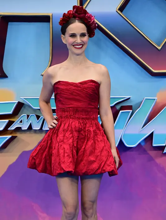 Natalie Portman berpose untuk fotografer saat tiba pada premier film Thor: Love and Thunder di London, Inggris, 5 Juli 2022. Gaun yang dikenakan aktris 41 tahun ini hadir dengan rok A-line yang jatuh di pangkal paha sehingga tubuh terlihat lebih jenjang. (Daniel LEAL/AFP)