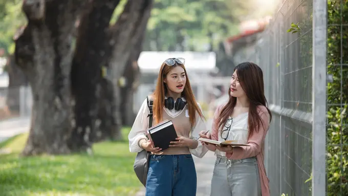 5 Beauty Essentials yang Wajib Ada di Tas Cewek Aktif, Bikin Tetap Fresh dari Kampus Sampai Hangout