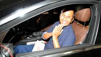 Mantan Menteri BUMN, Dahlan Iskan segera memasuki mobilnya usai menjalani pemeriksaan di Bareskrim Mabes Polri, Jakarta, Senin (22/6/2015). (Liputan6.com/Yoppy Renato)