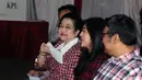 Ketua Umum PDI-P Megawati Soekarnoputri menunjukkan DPT jelang menggunakan hak pilihnya pada Pilkada DKI Jakarta putaran 2 di TPS 027 Kebagusan, Jakarta, Rabu (19/4). (Liputan6.com/Helmi Fithriansyah)