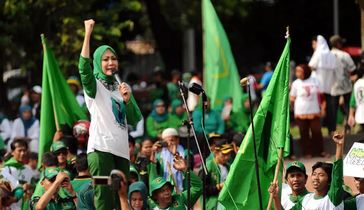 Anggota DPR dari PPP Okky Asokawaty juga ikut memberikan orasi politiknya dalam kampanye umum terbuka PPP di Tugu Proklamasi Jakarta