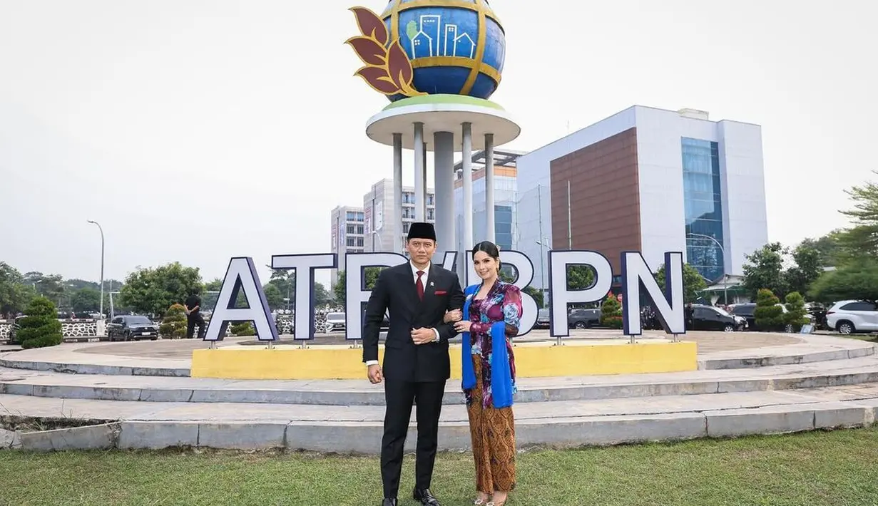 Penampilannya kemudian disempurnakan dengan pulasan makeup flawless, tatanan rambut sanggul rendah, serta beberapa aksesori keemasan yang memberi impresi mewah nan berkelas. [@agusyudhoyono].