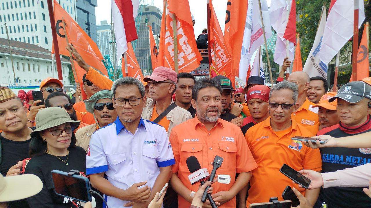 Presiden Partai Buruh yang juga Presiden Konfederasi Serikat Pekerja Indonesia (KSPI) Said Iqbal saat menggelar aksi Hari Buruh Internasional atau May Day di Patung Kuda Arjuna Wiwaha, Jakarta Pusat pada Rabu (1/5/2025). (Liputan6.com/Ady Anugrahadi)