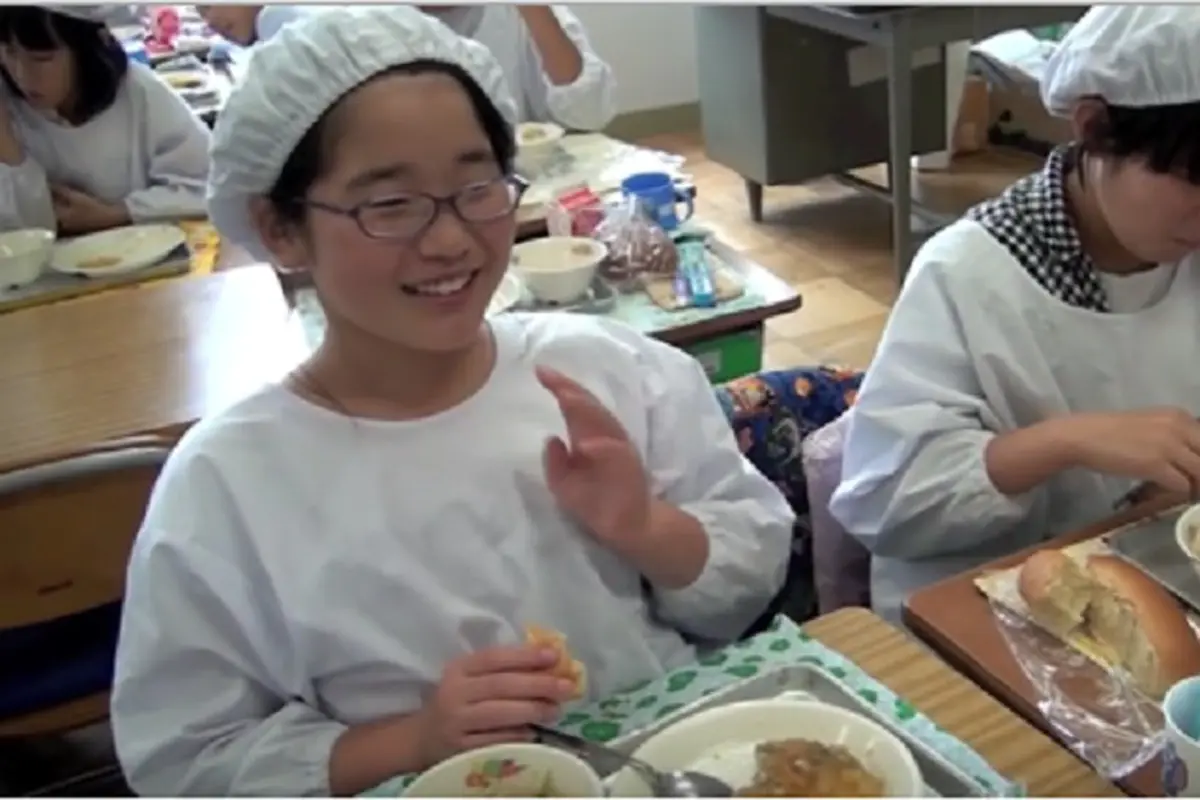 Murid Sekolah di Jepang Belajar Mandiri Ketika Makan Siang