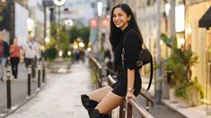 Kirana Larasati mulai membagikan momen liburannya di Negeri Sakura mulai 25 Oktober lalu. Dalam caption, single mom satu anak itu mengungkapkan perjalanannya kali ini merupakan solo traveling. Meski begitu, ia mengaku tidak masalah dan tampak bahagia menikmati waktu sendirinya. (Liputan6.com/IG/@kiranalarasati)