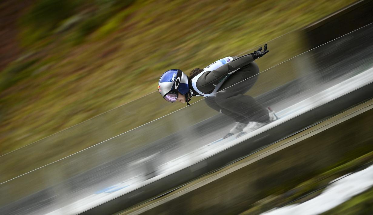 Sara Takanashi menuruni bukit dengan cepat dalam babak kualifikasi FIS Ski Jumping World Cup di Ljubno. (Foto: AFP/Jure Makovec)