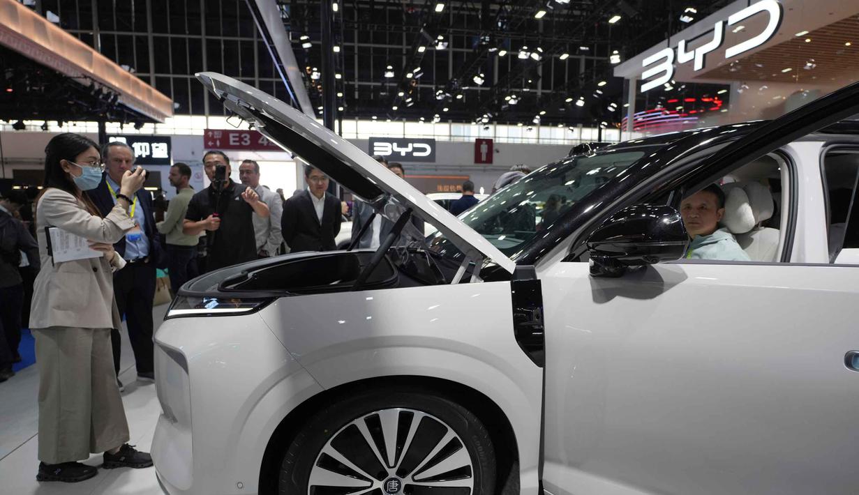 Para pengunjung berbincang sambil melihat Great Wall Motor (GWM) GF baru yang ditenagai mesin V8 yang dipamerkan di Beijing Auto Show 2026 atau Auto China 2026, Jumat 24 April 2026. (AP Photo/Andy Wong)