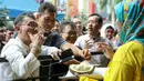 Pengunjung mencicipi durian saat acara Durian Fair 2016 di Blok M Square, Jakarta, Sabtu (27/2). Acara yang dibuka oleh Wakil Wali Kota Jakarta Selatan Irmansyah itu akan berlangsung hingga 6 Maret 2016. (Liputan6.com/Yoppy Renato)