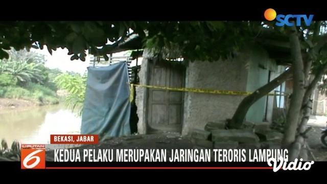 Dua terduga teroris di Bekasi Jawa Barat digerebek Densus 88. Satu di antaranya tewas karena ledakan bom yang hendak dilempar ke polisi.