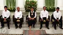 Menlu, Retno Marsudi bersama empat korban WNI yang di sandera perompak Somalia saat serah terima korban sandera Perompak kepada keluarga di Kemenlu, Jakarta, Senin (31/10).  (Liputan6.com/Johan Tallo)