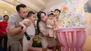 Baby Lily padukan Baby Flared Dress Metallic seharga Rp17,6 jutaan dan Baby Ballet Flat Rp8jutaan [@raffinagita1717]