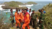 Tim SAR hendak melakukan evakuasi terhadap lima pemancing yang terjebak di Pulau Celeng. Foto: (Dian Kurniawan/Liputan6.com)
