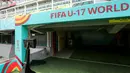 <p>Monitor Video Assistant Referee (VAR) yang digunakan untuk me-review keputusan wasit dalam pertandingan Piala Dunia U-17 2023 terpampang di area keluar masuknya pemain ke lapangan Stadion Gelora Bung Tomo, Surabaya, Kamis (9/11/2023). (Bola.com/Bagaskara Lazuardi)</p>