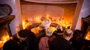 Penganut Kristen Ortodoks menyalakan llilin di gereja Saint Demetrios selama Hari Natal Ortodoks di Belgrade, Serbia (6/1). Berbeda dengan umat Kristen Protestan dan Katolik, Kristen Ortodoks merayakan natal pada tanggal 7 Januari. (AFP/Oliver Bunic)