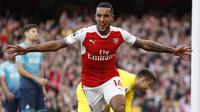 Penyerang Arsenal, Theo Walcott, merayakan gol yang dicetaknya ke gawang Swansea pada laga Premier League di Stadion Emirates, London, Sabtu (15/10/2016). Arsenal menang 3-2 atas Swansea. (Reuters/John Sibley)