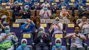 Para perawat membuat simbol cinta saat peringatan Hari Perawat Internasional di Rumah Sakit Selayang, Selayang, Malaysia, Selasa (12/5/2020). Hari Perawat Internasional tahun ini diperingati di tengah pandemi virus corona COVID-19. (Mohd RASFAN/AFP)