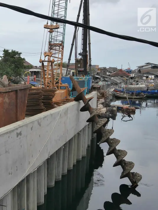 Suasana pembangunan  tanggul pantai di Kamal Muara, Jakarta, Rabu (26/12). Pembangunan tanggul pantai di Kamal Muara dengan panjang 740 meter yang akan rampung pada 2020. (Liputan6.com/Herman Zakharia)
