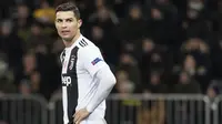 2. Cristiano Ronaldo (Juventus) - Pesepak bola paling populer di media sosial ini berada di posisi kedua. CR7 berpenghasilan sebesar 117 juta dollar atau setara Rp 1,7 triliun. (AP/Alessandro della Valle)