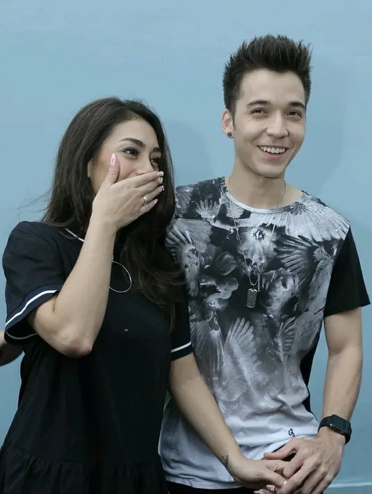 Meski tidak dituntut hadiah dari sang istri, sebagai suami, Stefan menyiapkan kado khusus dan spesial mewah untuk sang istri tercinta. Stefan memberikan kado sebuah cincin berlian. (Galih W. Satria/Bintang.com)