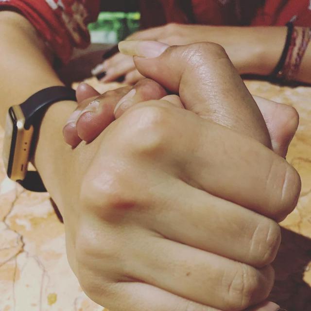 Foto Sule menggenggam tangan seseorang (Instagram/ @ferdinand_sule)