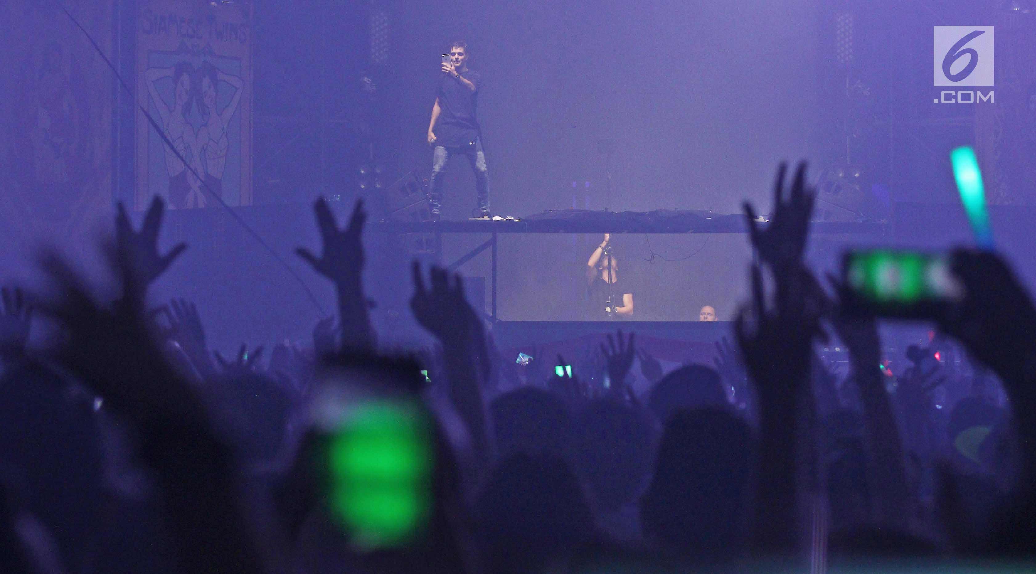 Aksi DJ Gartin Marrix saat tampil dipanggung Invasion 2017 yang bertajuk Lost In Wonderland di Jakarta, Jumat (22/9). DJ asal Belanda tersebut menampilkan sejumlah lagu miliknya diantaranya  In The Name Of Love. (Liputan6.com/Herman Zakharia)