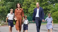 Kate Middleton dan Pangeran William mengantarkan ketiga anak mereka ke sekolah baru yang terletak di Berkshire, Inggris. (dok. Jonathan Brady / POOL / AFP)