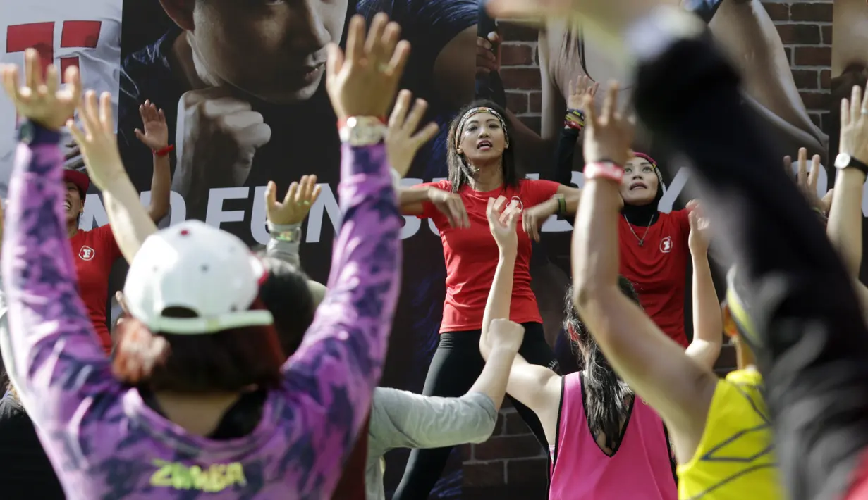 Sejumlah warga mengikuti senam Zumba di Kawasan Semanggi, Jakarta, Minggu (6/10/2019). Selain bisa membakar kalori dan bermanfaat untuk kesehatan jantung, olahraga ini juga bisa mencegah stress dan memperbaiki mood. (Bola.com/M Iqbal Ichsan)