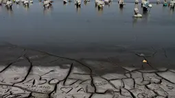 Patung instalasi bekas peringatan 8 tahun semburan lumpur lapindo kian tenggelam akibat luberan lumpur, Sidoarjo, Jawa Timur, (10/9/14). (ANTARA FOTO/Hendra Sonie)