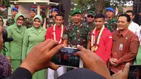 Karateka Indonesia, Rifki Ardiansyah Arrosyid, mendapat sambutan meriah i Makodam V/Brawijaya, Kamis (30/8/2018). (Bola.com/Aditya Wany)