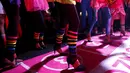 Peserta mempersiapkan diri sebelum lomba lari dengan sepatu hak tinggi di Paris, Kamis (15/10). Perlombaan ini diadakan perusahaan e -Commerce yang menjual online sepatu dan aksesoris dalam rangka ulang tahun ke-10. (REUTERS/Charles Platiau)