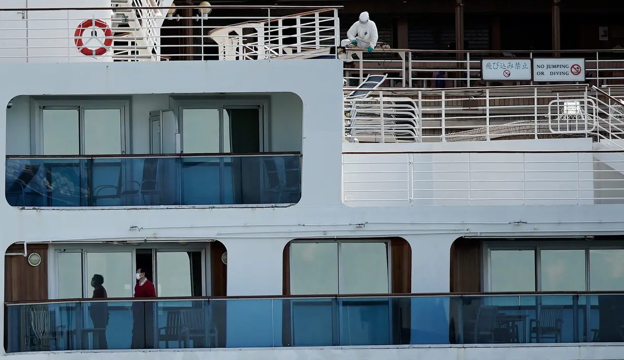 Aktivitas penumpang kapal pesiar Diamond Princess yang dikarantina di sebuah pelabuhan di Yokohama, Jepang, Rabu (19/2/2020). Seorang kru kapal pesiar Diamond Princess dinyatakan positif terinfeksi virus corona (COVID-19). (AP Photo/Eugene Hoshiko)
