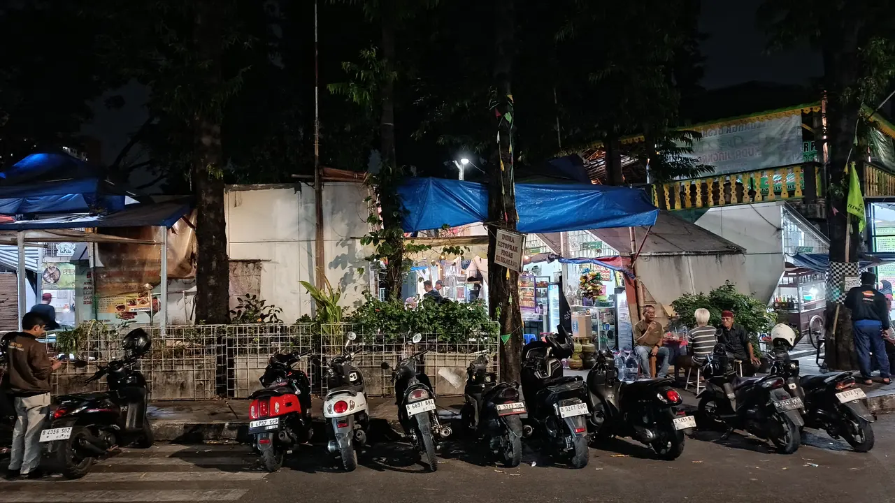Suasana  bentrok antarwarga yang menewaskan satu orang di Jalan Tambak, Matraman Dalam, Pegangsaan, Menteng, Jakarta Pusat. (Liputan6/Dimas Ramadhan)
