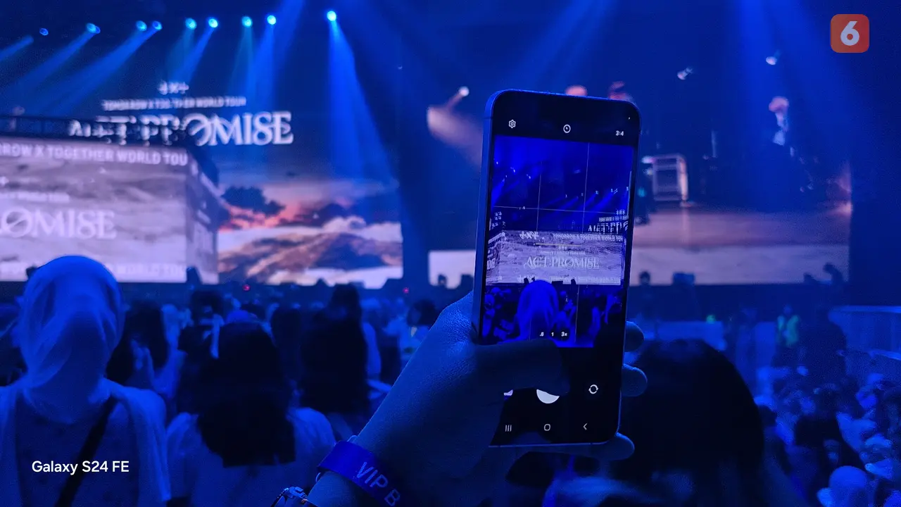 Bagi penggila konser, Galaxy S24 FE hadir sebagai solusi ramah kantong. Abadikan momen seru tanpa harus menguras dompet! (Foto: Aditya Eka Prawira/Liputan6.com)