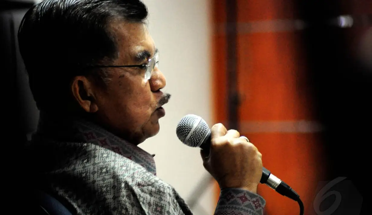 JK juga membantah menerima sms dari Menteri Keuangan Sri Mulyani terkait penetapan Bank Century sebagai bank gagal berdampak sistemik, Kamis (8/5/14). (Liputan6.com/Faisal R Syam)