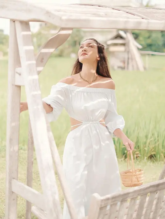 Ketika tengah menikmati keindahan sawah, Luna Maya tampil dengan simple dress berwarna putih. Dress bermodel off shoulder, ini begitu cocok dengan tubuh idealnya. Wanita kelahiran 26 Agustus 1983 ini pun tampak makin anggun. (Liputan6.com/IG/@lunamaya)
