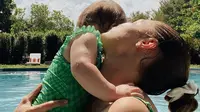 Gigi Hadid dan putrinya Khai tampil dalam balutan bikini yang senada. (dok. Instagram @gigihadid/https://www.instagram.com/p/CP8lYHtH0JD/)