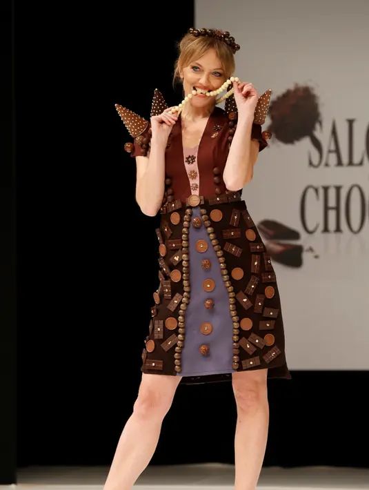 Presenter televisi Prancis Maya Lauque berpose saat mengenakan busana terbuat dari cokelat rancangan Elise Chalmin dan Vincent Lechevallier dalam acara fashion show Chocolate Fair 2016 di Porte de Versailles di Paris (27/10). (AFP/Francois Guillot)