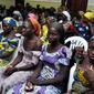 Sejumlah gadis sekolah Chibok menunggu untuk bertemu Presiden Muhammadu Buhari di Abuja, Nigeria (7/5). 82 gadis yang dibebaskan itu ditemukan dekat kota Banki di Negara Bagian Borno, dekat perbatasan dengan Kamerun. (AP Photo/Olamikan Gbemiga)