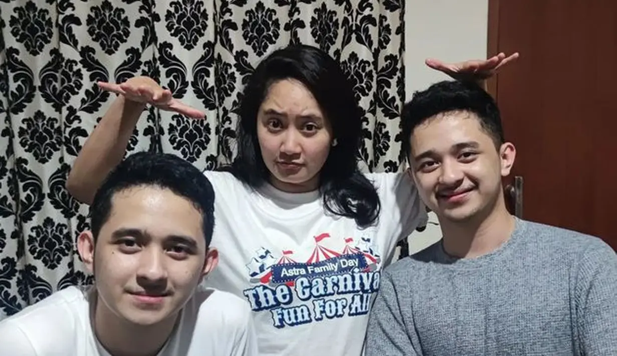 <p>Dulu Nakula dan Sadewa lebih pendek dari kakaknya, kini tingginya sudah melebih kakaknya. Badan si kembar kini juga lebih berisi. [Foto: instagram.com/nakulasadewakussler]</p>