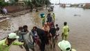 Hujan muson selama sepekan terakhir menyebabkan tiga sungai besar yang melintasi provinsi Punjab, pusat pertanian Pakistan dan tempat tinggal hampir setengah dari 255 juta penduduknya, meluap. (Shahid Saeed MIRZA/AFP)